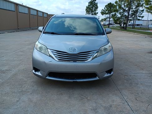 Used 2017 Toyota Sienna LE image 9