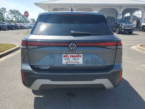 Used 2025 Volkswagen Tiguan SE FWD image 4