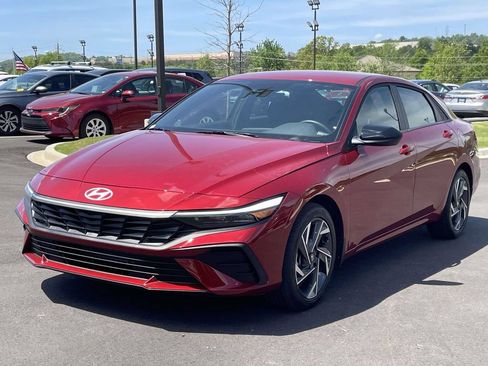Used 2025 Hyundai Elantra Sport FWD image 4