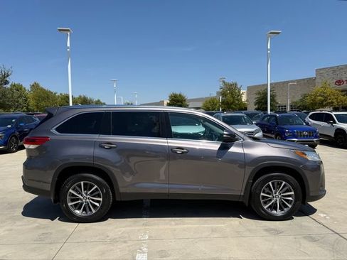 Used 2019 Toyota Highlander XLE AWD/4WD image 2