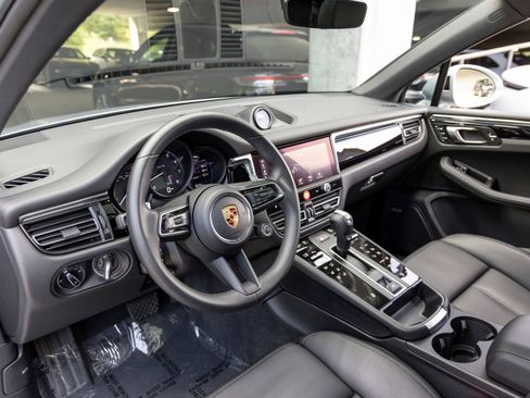 Certified 2026 Porsche Macan AWD/4WD image 4