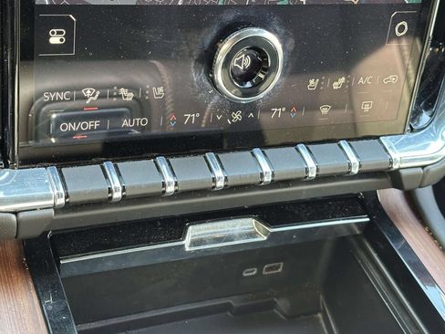 Used 2025 GMC Yukon Denali AWD/4WD image 12
