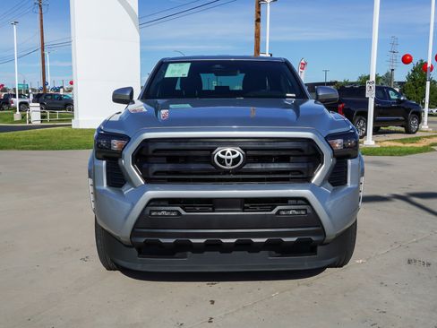 Certified 2025 Toyota Tacoma SR5 AWD/4WD image 3