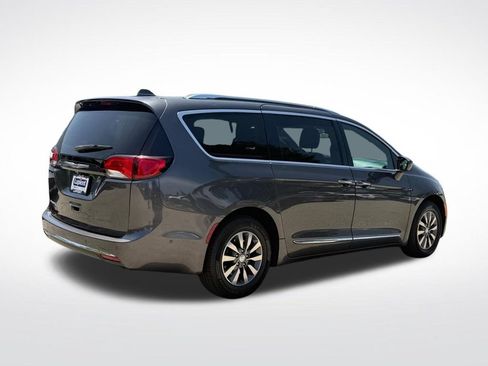 Used 2020 Chrysler Pacifica Touring-L FWD image 3