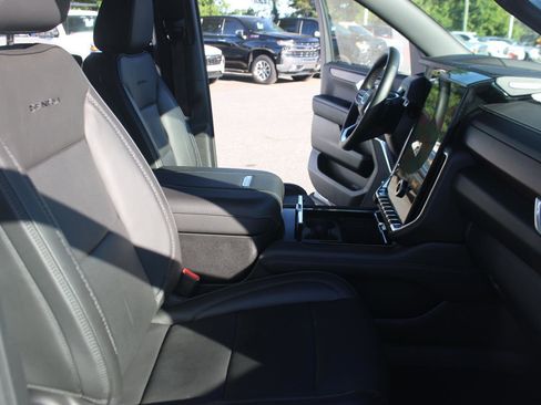 Used 2025 GMC Yukon XL Denali AWD/4WD image 35