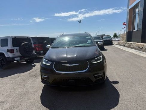 Used 2025 Chrysler Pacifica Pinnacle w/ Trailer Tow Group AWD/4WD image 8