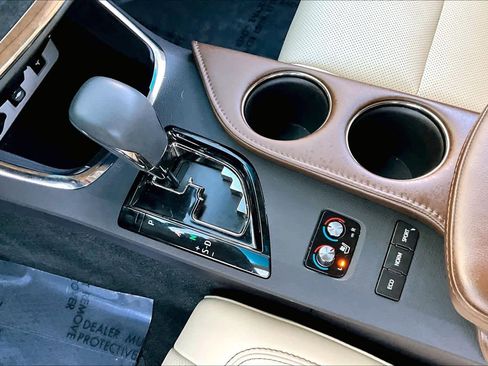 Used 2018 Toyota Avalon Limited image 16