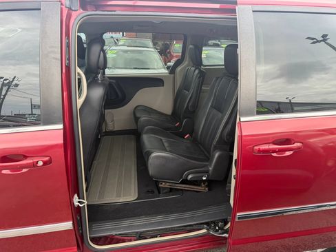 Used 2014 Chrysler Town & Country Touring FWD image 13