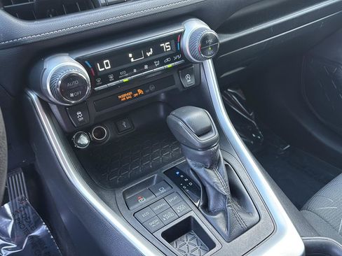 Used 2020 Toyota RAV4 XLE AWD/4WD image 32