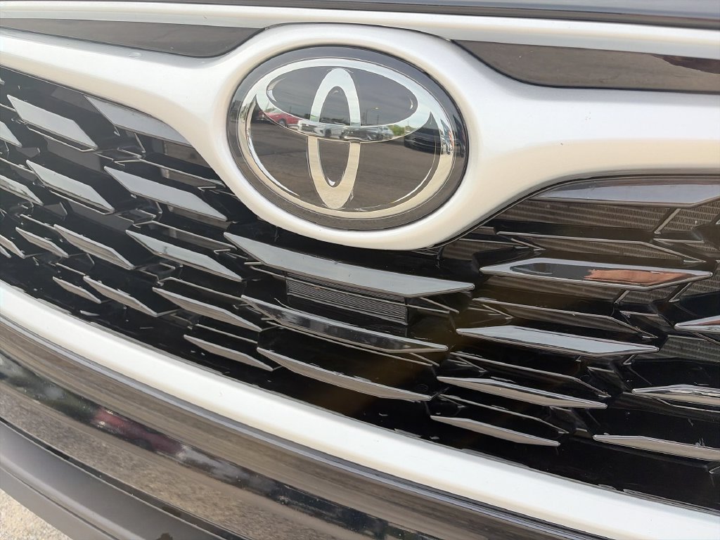 Used 2024 Toyota Highlander XLE FWD image 35