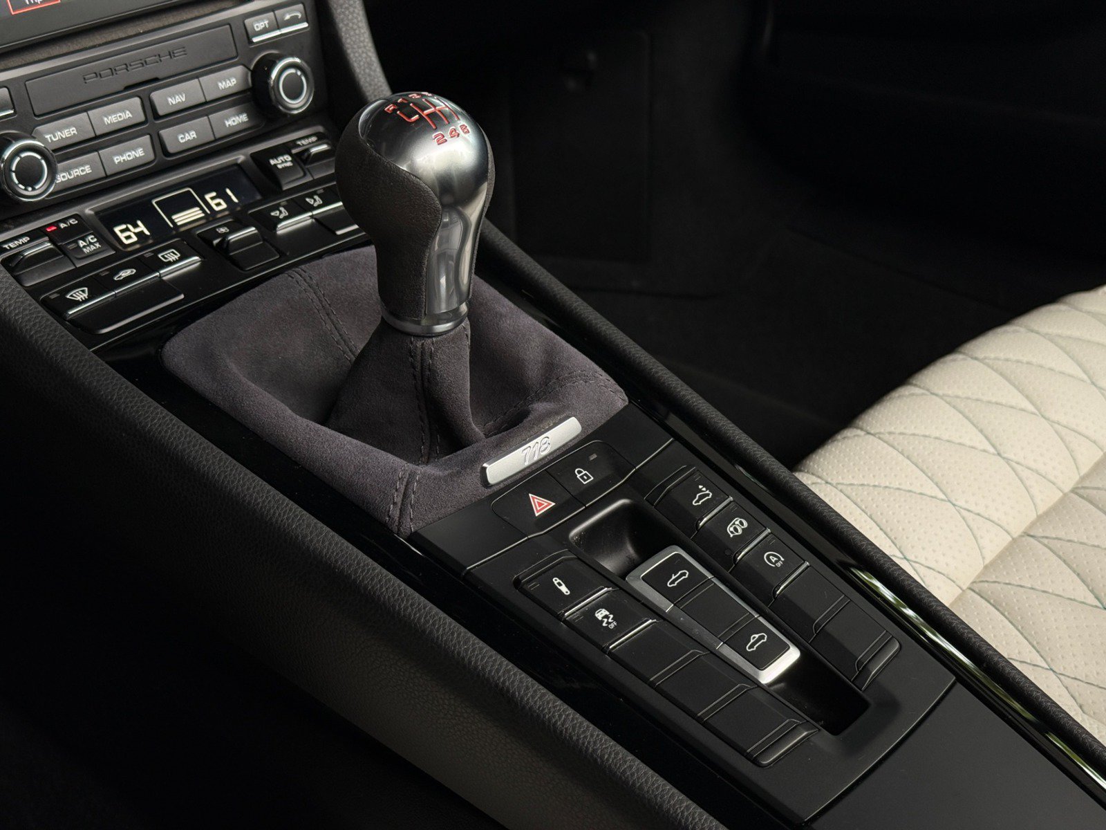Used 2021 Porsche 718 Boxster RWD image 33