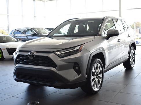 Used 2022 Toyota RAV4 XLE Premium image 6