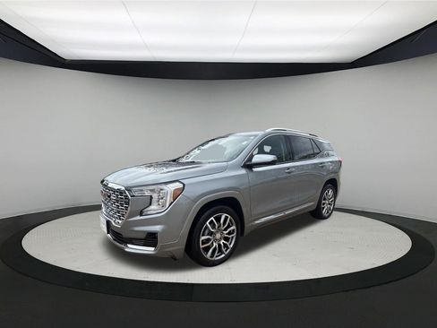 Used 2024 GMC Terrain Denali w/ Denali Premium Package AWD/4WD image 3