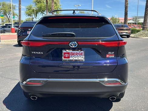 Used 2023 Toyota Venza XLE image 6