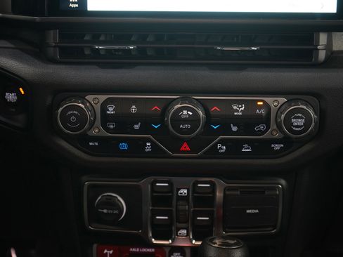 Used 2024 Jeep Wrangler Unlimited image 19