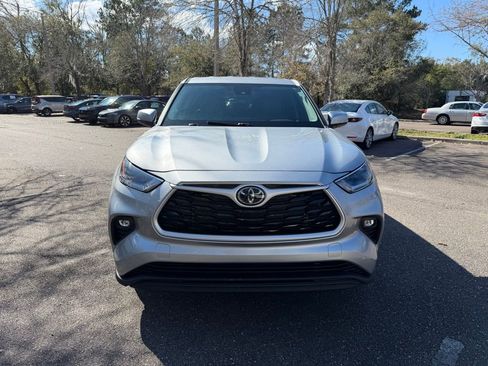 Used 2021 Toyota Highlander LE image 2