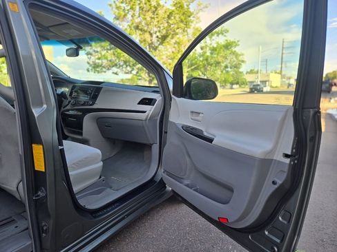 Used 2011 Toyota Sienna LE w/ Towing Pkg FWD image 14