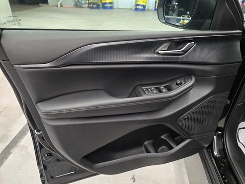 New 2025 Jeep Grand Cherokee Laredo w/ Luxury Tech Group I RWD image 12