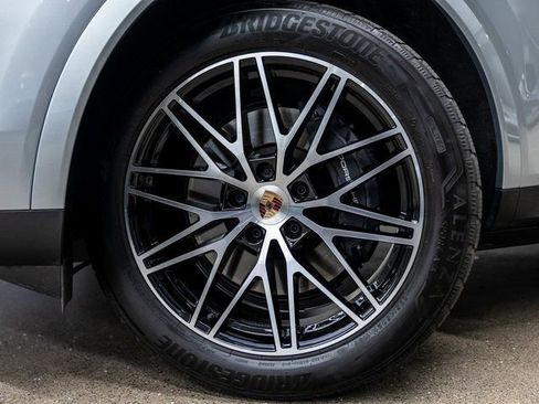 Certified 2025 Porsche Cayenne AWD/4WD image 18