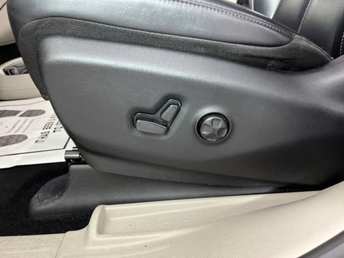 Used 2023 Chrysler Pacifica Touring-L FWD image 34