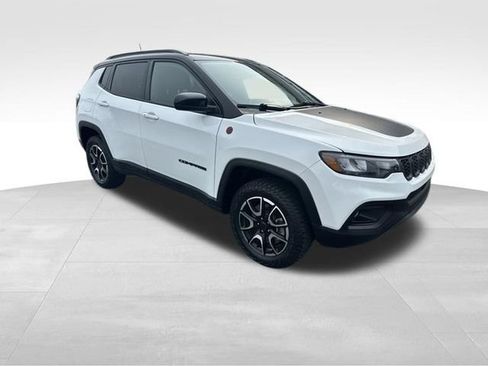 Used 2025 Jeep Compass Trailhawk AWD/4WD image 3