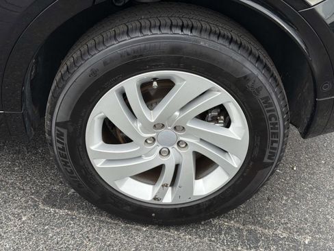 Used 2025 Land Rover Discovery Sport S AWD/4WD image 3