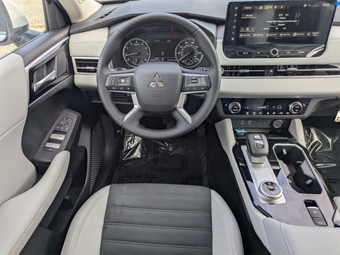 New 2025 Mitsubishi Outlander SE image 17