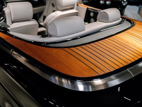 Used 2015 Rolls-Royce Phantom Drophead Coupe image 13