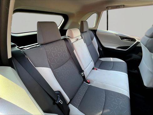 Used 2019 Toyota RAV4 XLE FWD image 25