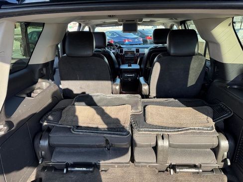 Used 2011 Cadillac Escalade Luxury image 23