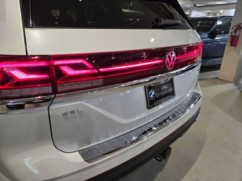 Used 2025 Volkswagen Atlas SEL AWD/4WD image 14