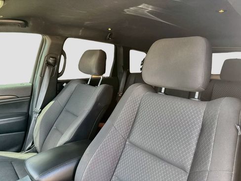 Used 2019 Jeep Grand Cherokee Laredo RWD image 12