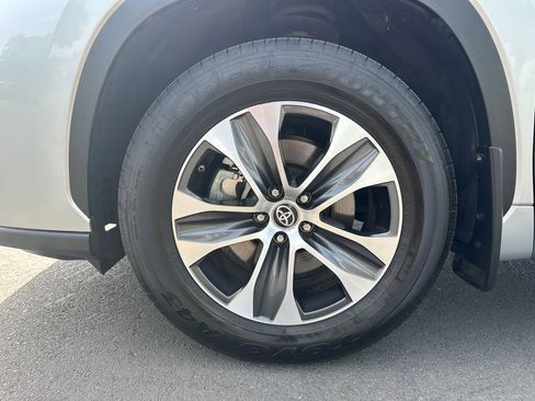 Used 2023 Toyota Highlander XLE FWD image 12