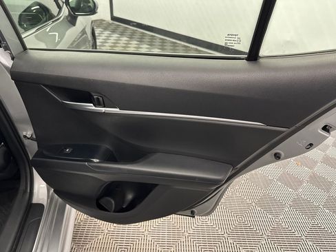 Used 2020 Toyota Camry SE image 17