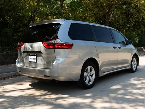 Used 2020 Toyota Sienna L image 9