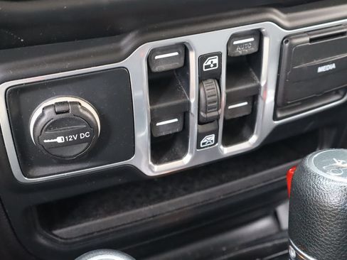Used 2018 Jeep Wrangler Unlimited Sahara AWD/4WD image 20
