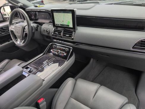Used 2021 Lincoln Navigator Reserve w/ Luxury Package AWD/4WD image 29