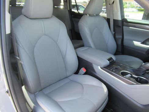 Used 2023 Toyota Highlander Limited FWD image 10