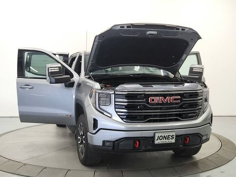 Used 2024 GMC Sierra 1500 AT4 w/ Technology Package AWD/4WD image 10