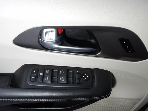 Used 2024 Chrysler Pacifica Limited FWD image 15