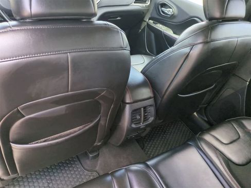 Used 2019 Jeep Cherokee Trailhawk w/ Cold Weather Group image 18