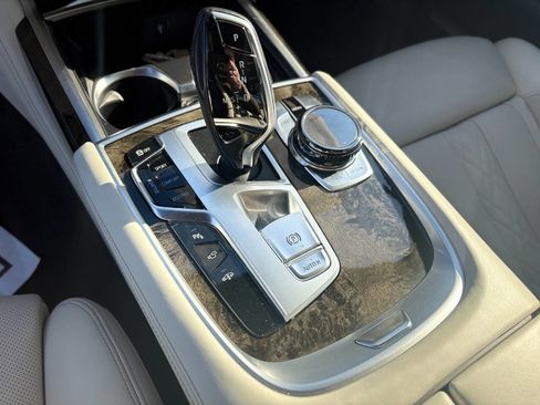 Used 2018 BMW 750i xDrive image 18