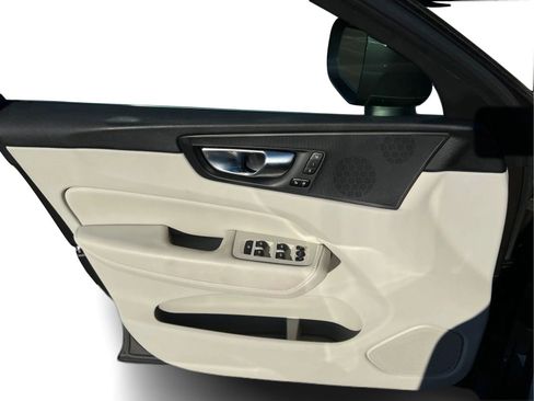Used 2023 Volvo XC60 B5 Core AWD/4WD image 19