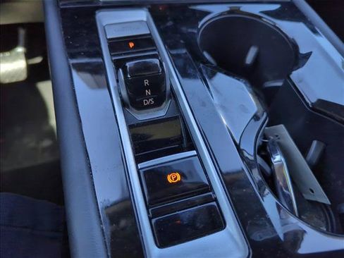 Used 2024 Volkswagen Atlas SE w/ Panoramic Sunroof Package FWD image 29