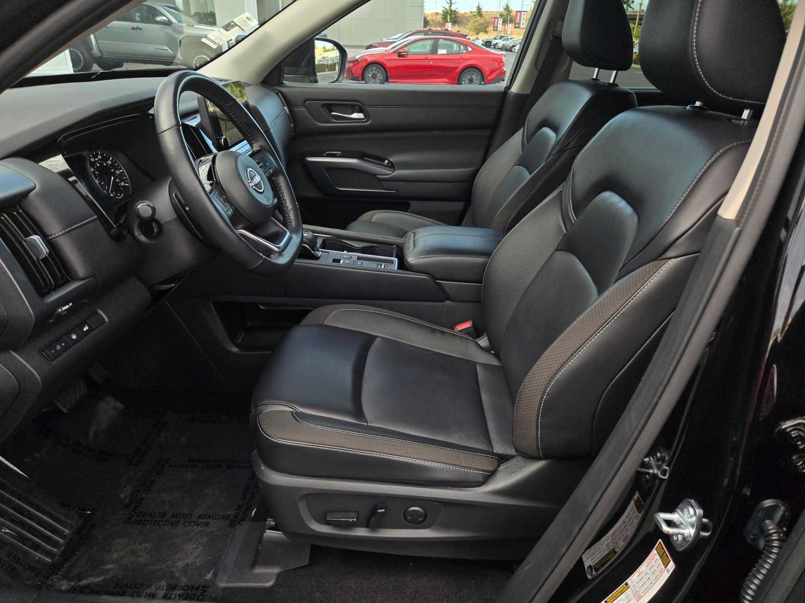 Used 2025 Nissan Pathfinder SL FWD image 16