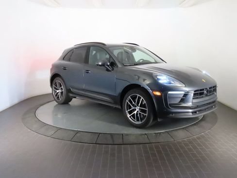 Certified 2025 Porsche Macan AWD/4WD image 9