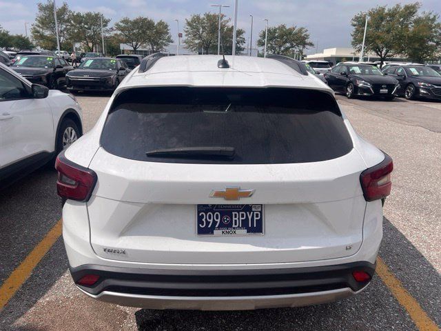 Used 2025 Chevrolet Trax LT FWD image 4