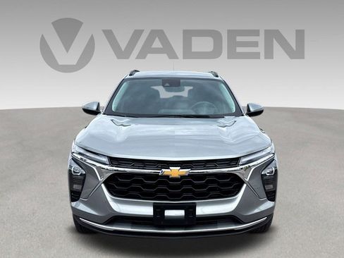 Used 2025 Chevrolet Trax LT FWD image 2