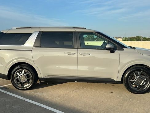 Used 2026 Kia Carnival EX FWD image 13