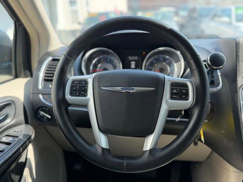 Used 2014 Chrysler Town & Country Touring-L w/ Driver Convenience Group image 34